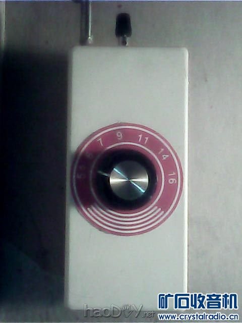 3-4参赛作品:FM矿石收音机:制作:装上读盘和调钮.jpg 制作一台音量大的 灵敏度高:矿石FM收音机