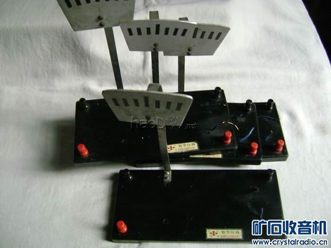 工作台板.jpg 一台不用天地线、且捡波器为纯矿石的AM矿石收音机