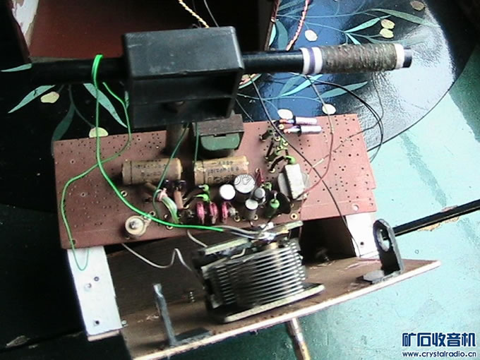 IMG_2387.jpg 一台怀旧的仿古收音机