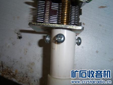 100_4376.JPG 用废旧材料制作的收音机空气联可变电容的旋钮