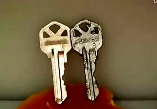 一个科学小实验视频:热水就能融化金属