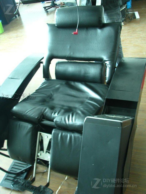 点击查看大图 晒下我260斤重的钢铁怪兽 三屏 电控变形姿态调节电脑椅