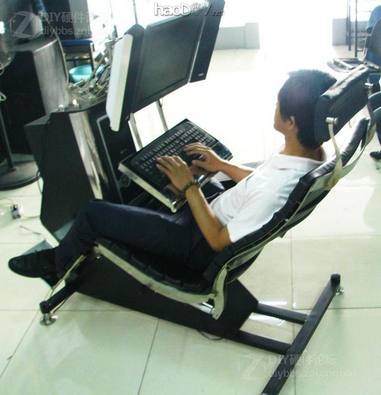 点击查看大图 晒下我260斤重的钢铁怪兽 三屏 电控变形姿态调节电脑椅