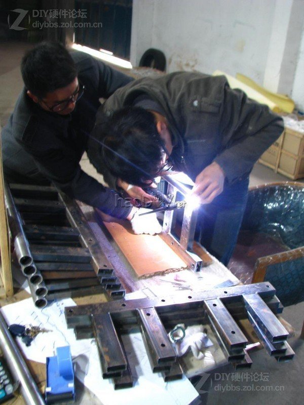 点击查看大图 晒下我260斤重的钢铁怪兽 三屏 电控变形姿态调节电脑椅