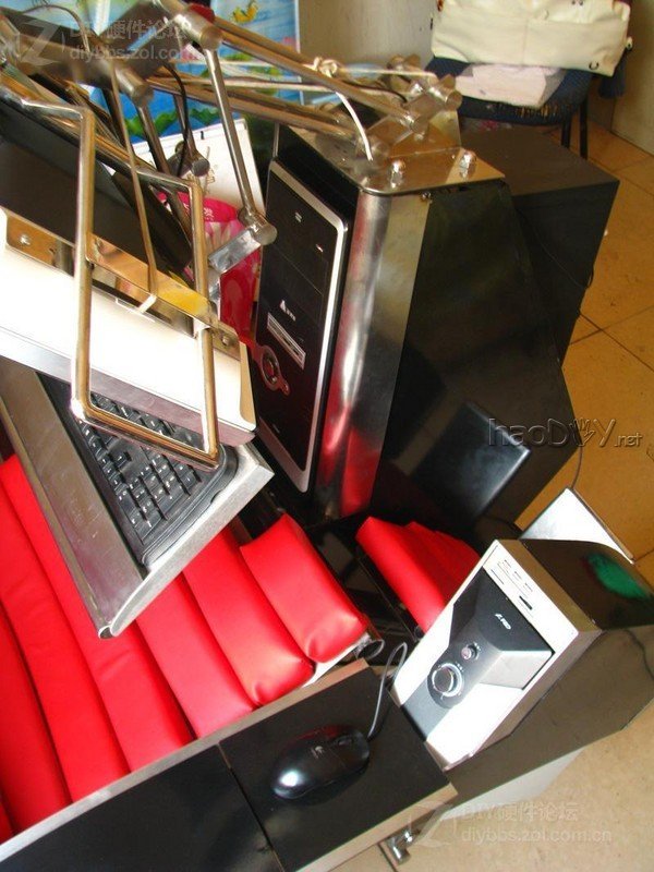 点击查看大图 晒下我260斤重的钢铁怪兽 三屏 电控变形姿态调节电脑椅