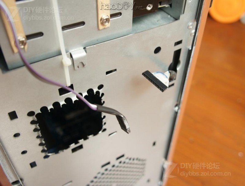 点击查看大图 复古风格 人造革贴皮电脑机箱