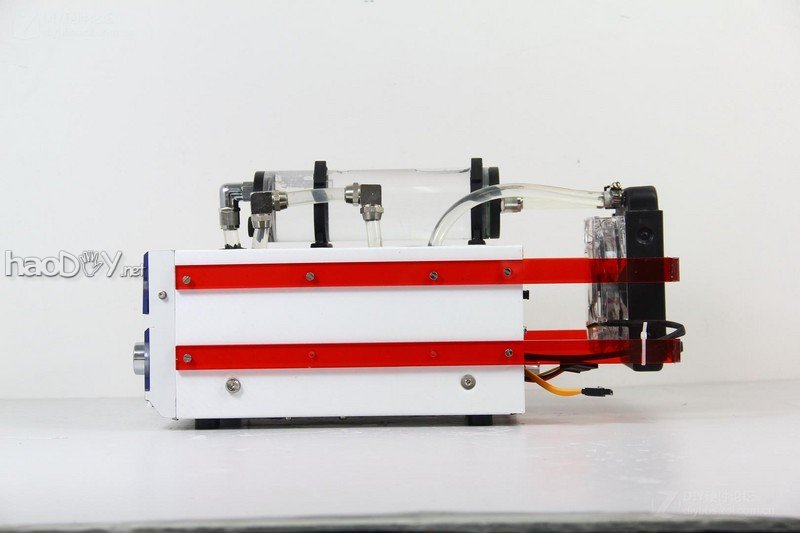 点击查看大图 经过两个月的折腾 终于整出来个能拿出手的改造电脑机箱