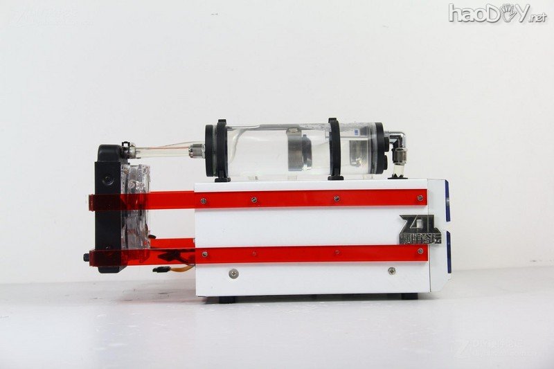 点击查看大图 经过两个月的折腾 终于整出来个能拿出手的改造电脑机箱