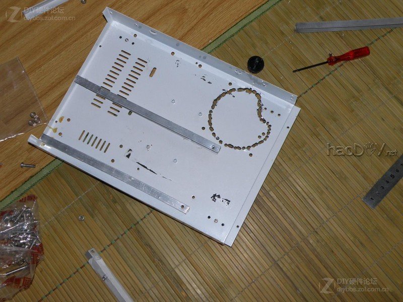 点击查看大图 经过两个月的折腾 终于整出来个能拿出手的改造电脑机箱