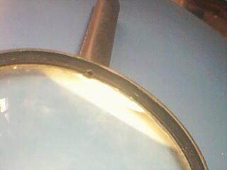 2 从镜片边对手柄处开一个小孔 自制带灯高倍带led灯放大镜