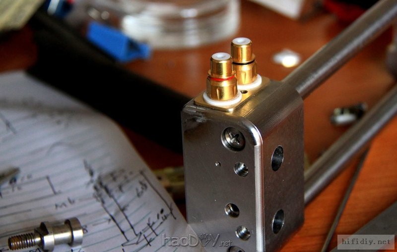 输出插座安装在唱臂架上,可以缩短唱臂线, 输出插座安装在唱臂架上,可以缩短唱臂线,