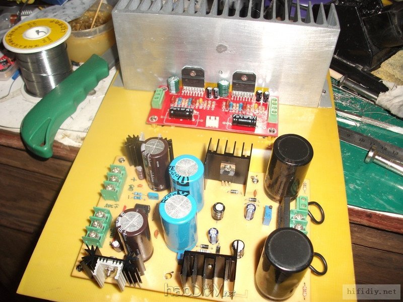 功放板固定中.JPG 再次制作环氧树脂板机箱的LM4766BTL卡拉OK功放