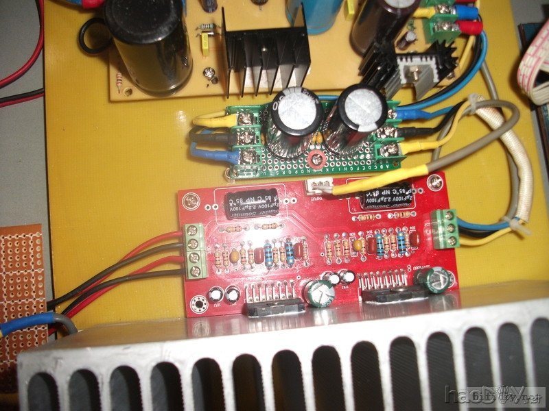 装好的功放板特写.JPG 再次制作环氧树脂板机箱的LM4766BTL卡拉OK功放