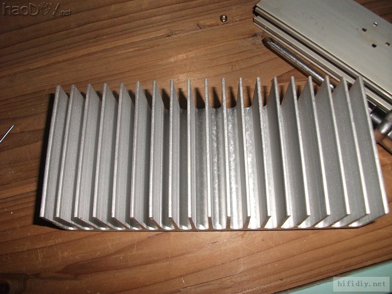 大散热器1.JPG 再次制作环氧树脂板机箱的LM4766BTL卡拉OK功放