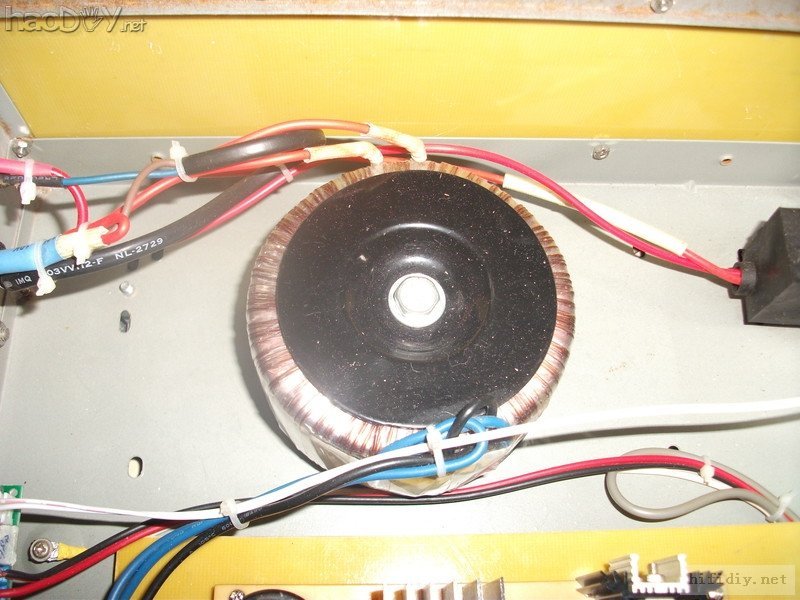 变压器特写.JPG 再次制作环氧树脂板机箱的LM4766BTL卡拉OK功放