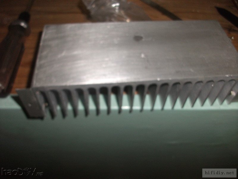 大散热器2.JPG 再次制作环氧树脂板机箱的LM4766BTL卡拉OK功放