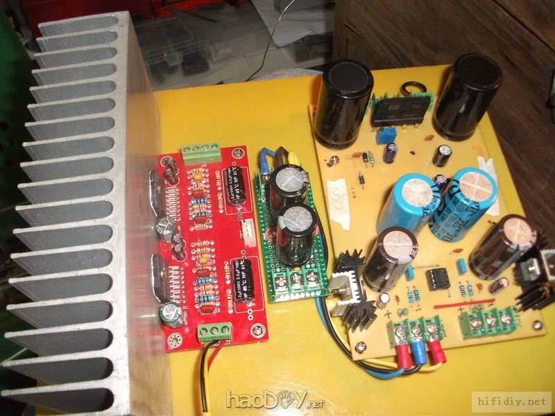 终于装好功放板和电容板了.JPG 再次制作环氧树脂板机箱的LM4766BTL卡拉OK功放