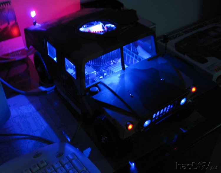 手工打造的悍马电脑机箱
