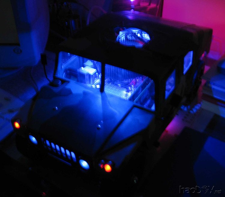 手工打造的悍马电脑机箱