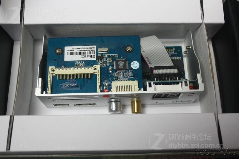 点击查看大图 电脑多功能面板。。然后无聊。。果断拆了。。发现有好货