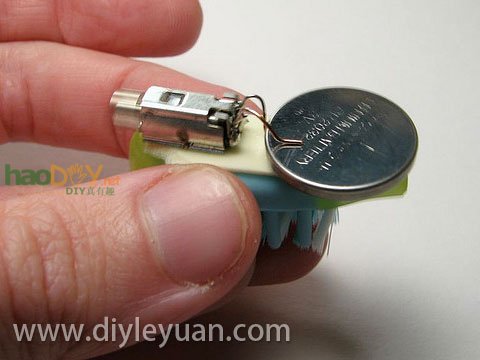 用牙刷制作的小机器人 附视频