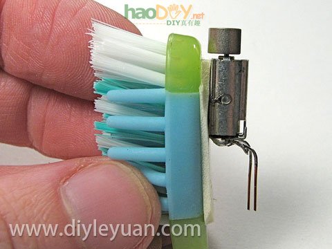 用牙刷制作的小机器人 附视频