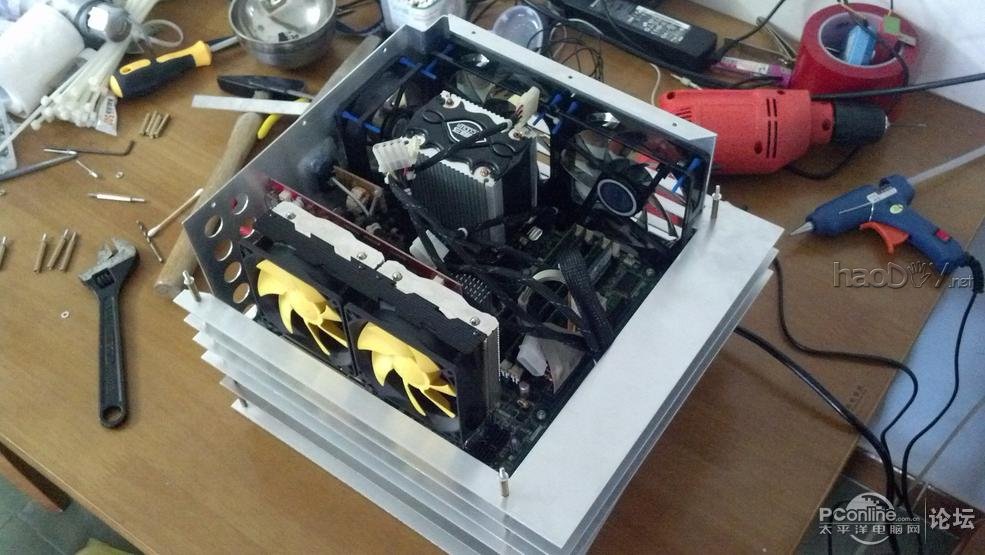 点击查看原图 全手工仿制+改造纯铝散热片+航空插头电脑机箱