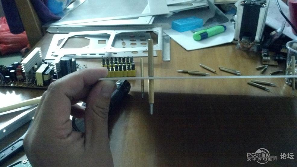 点击查看原图 全手工仿制+改造纯铝散热片+航空插头电脑机箱