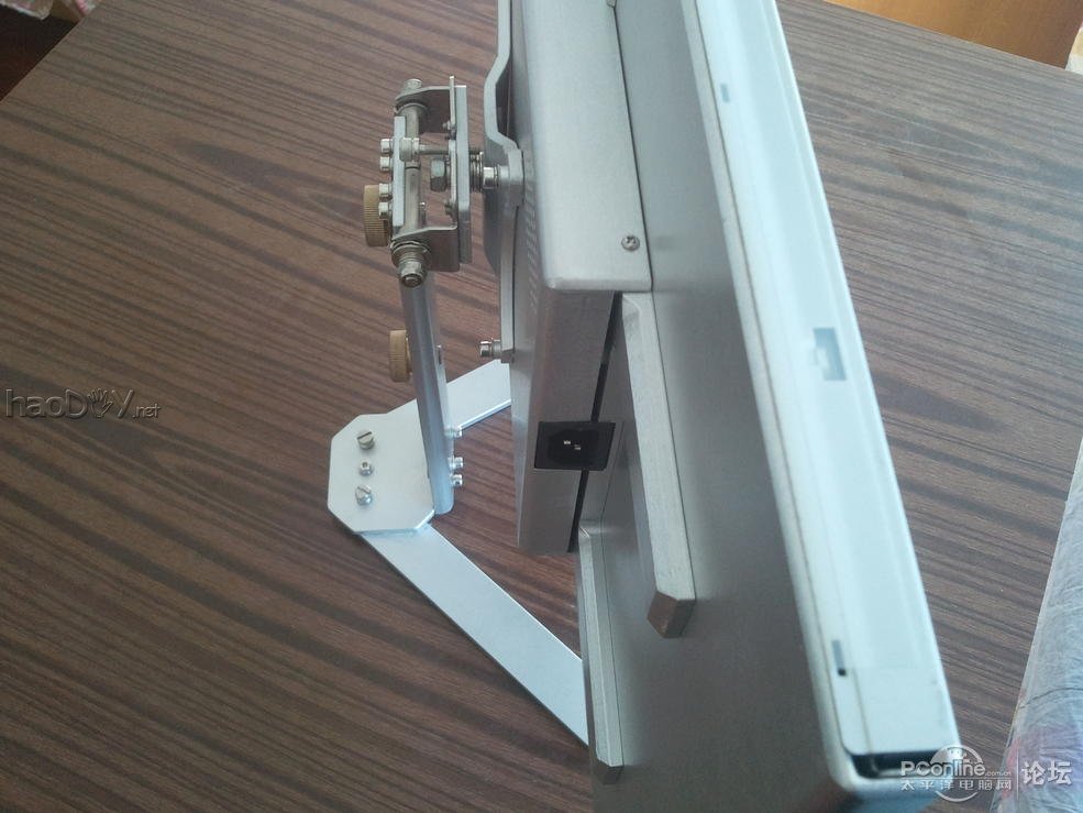 点击查看原图 纯铝打造360°全方位旋转带升降极薄,超窄边框23.6寸显示器