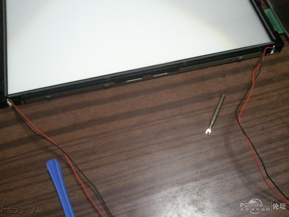 点击查看原图 纯铝打造360°全方位旋转带升降极薄,超窄边框23.6寸显示器