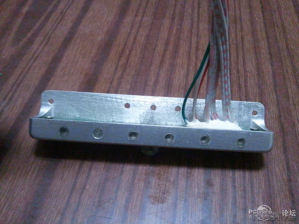 点击查看原图 纯铝打造360°全方位旋转带升降极薄,超窄边框23.6寸显示器