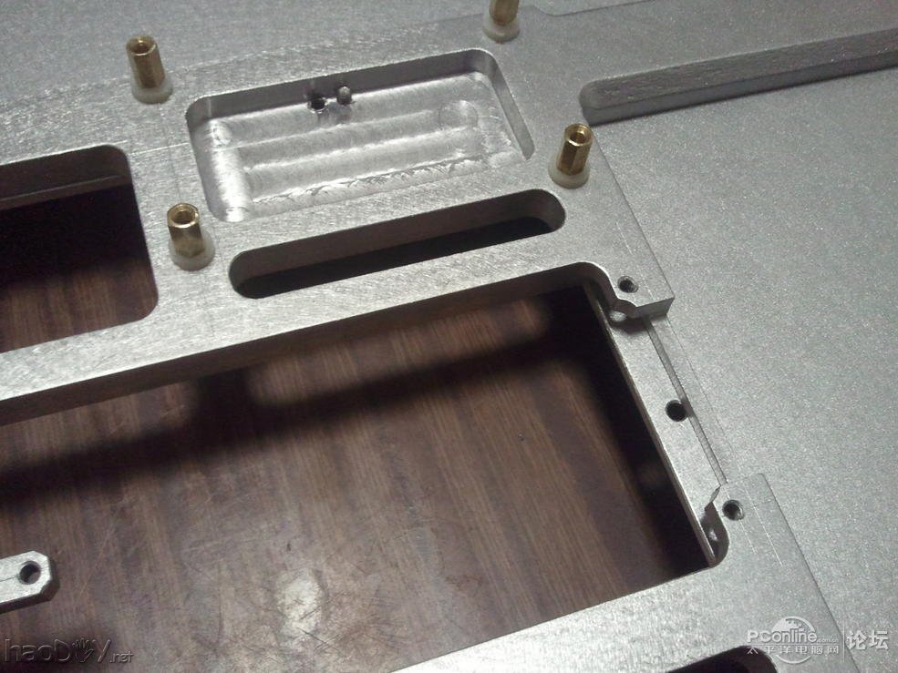 点击查看原图 纯铝打造360°全方位旋转带升降极薄,超窄边框23.6寸显示器