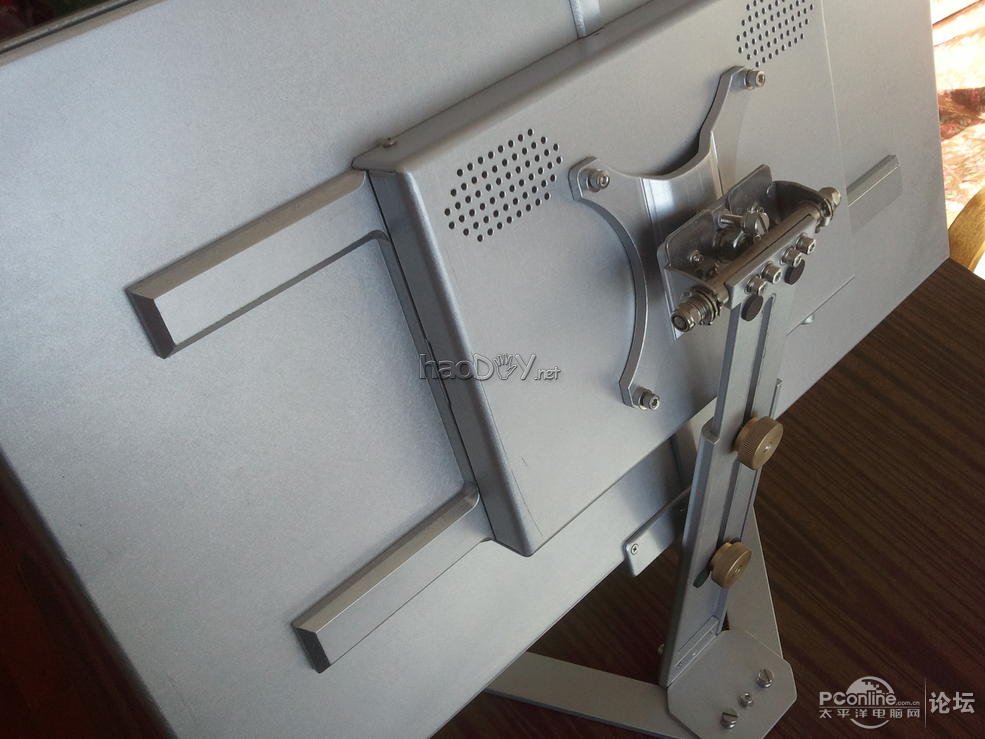 点击查看原图 纯铝打造360°全方位旋转带升降极薄,超窄边框23.6寸显示器