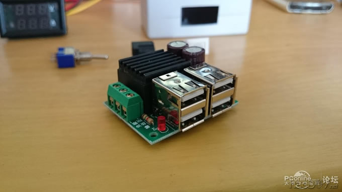 点击查看原图 嫌移动电源不给力?来大的才好玩 12v转降压5v数显手机充电器 视