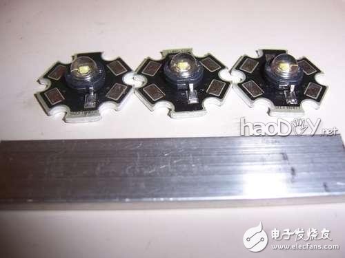 牛人教你制造超大号“卖萌”巨型LED灯