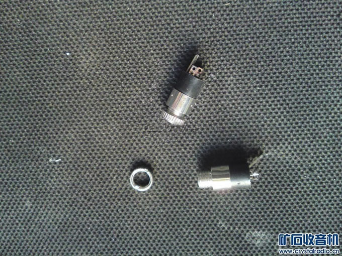 多设计一个输出孔可接耳机也可输出 多设计一个输出孔可接耳机也可输出