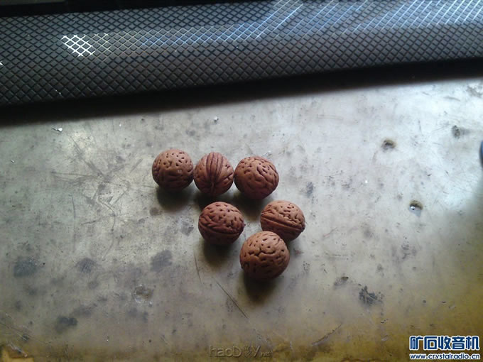 做底脚,为了达到木属性一致选用桃核 做底脚,为了达到木属性一致选用桃核