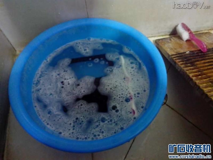 丢入水盆 放入洗涤液 丢入水盆 放入洗涤液