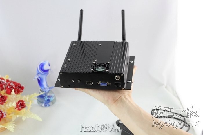 手工打造全金属迷你下载机,手掌大小