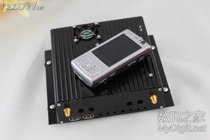 手工打造全金属迷你下载机,手掌大小