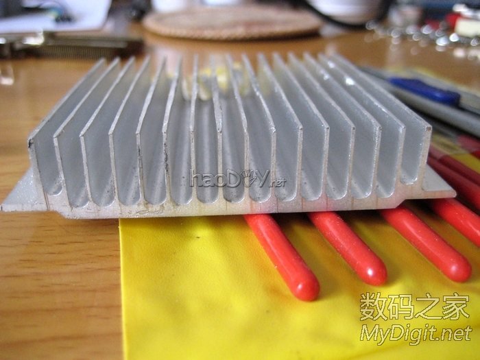 手工打造全金属迷你下载机,手掌大小