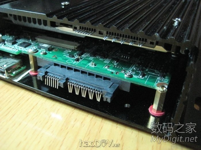 手工打造全金属迷你下载机,手掌大小