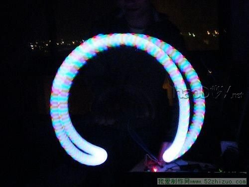 2.jpg 快速甩动时会显示彩色的灯