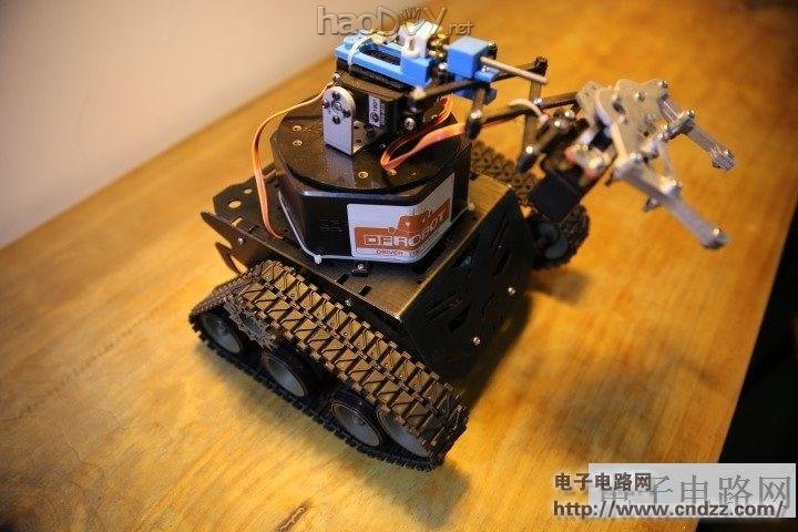 履带机器人,自带伸缩机械手臂 视频