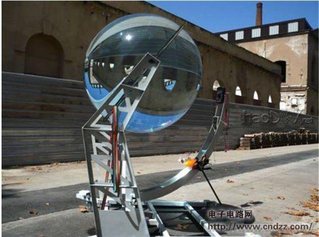 超大型的玻璃球透镜太阳能发电装置