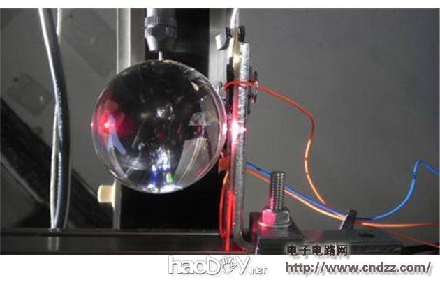 超大型的玻璃球透镜太阳能发电装置