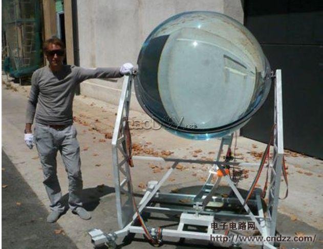 超大型的玻璃球透镜太阳能发电装置