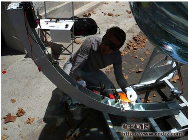 超大型的玻璃球透镜太阳能发电装置