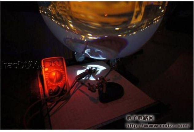 超大型的玻璃球透镜太阳能发电装置