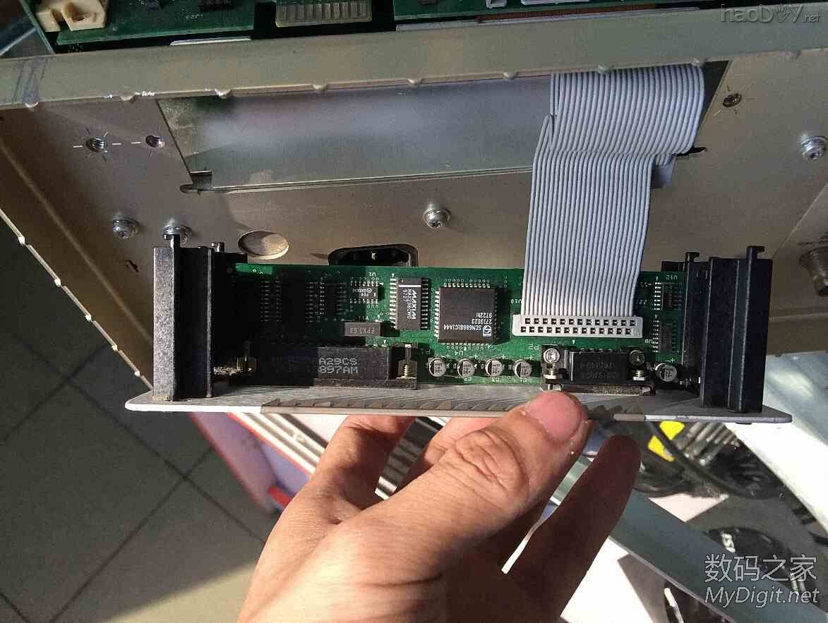 泰克数字示波器内置彩色CRT更换液晶屏图解(Tektronix TDS754C) 泰克数字示波器内置彩色CRT更换液晶屏图解(Tektronix TDS754C